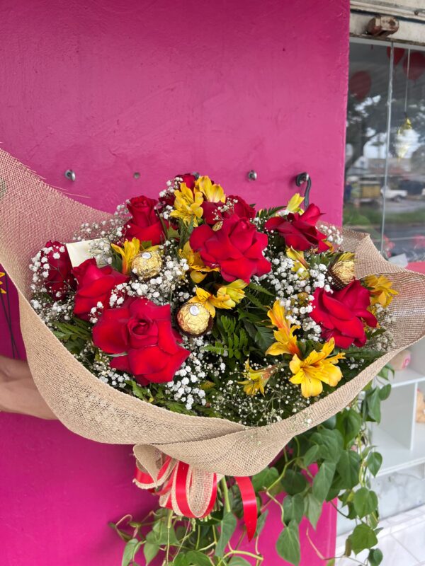 Buquê de Rosas Vermelhas Tradicional - 12 Rosas