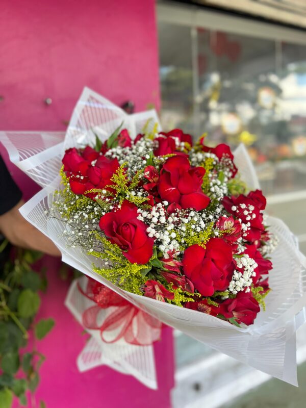 Buquê de Rosas Vermelhas Tradicional - 12 Rosas - Image 7