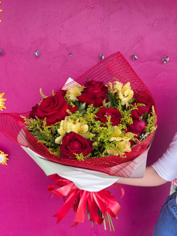 Buquê de Rosas Vermelhas Tradicional - 6 Rosas - Image 4
