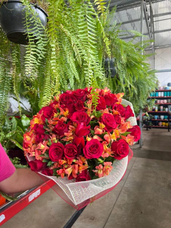 Buquê de Rosas Vermelhas Especial - 40 Rosas