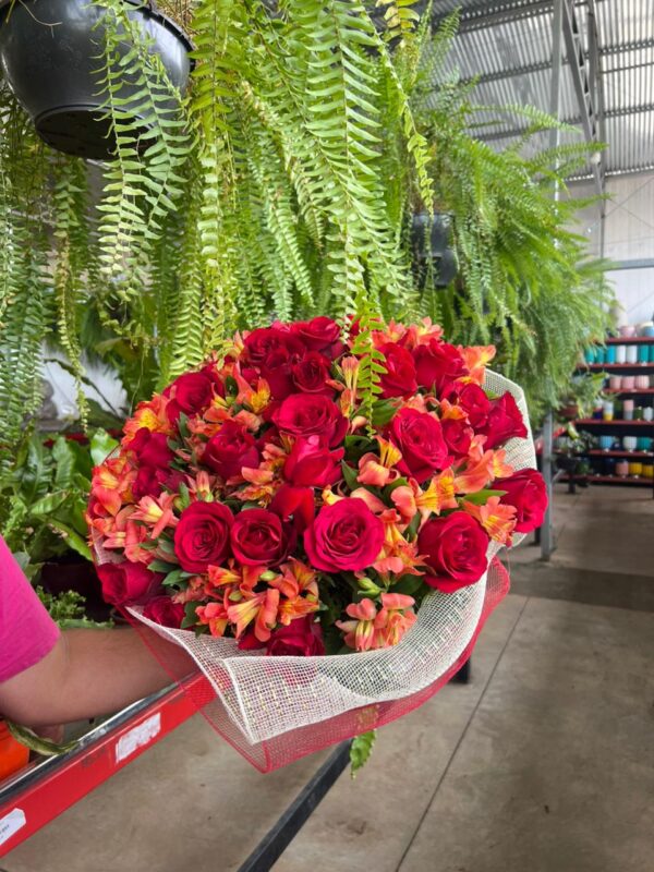 Buquê de Rosas Vermelhas Especial - 40 Rosas - Imagem 3