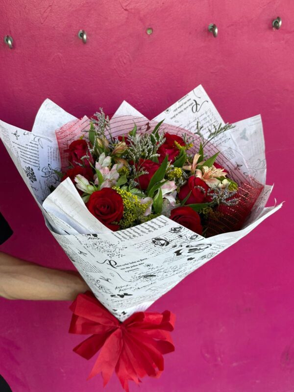 Buquê de Rosas Vermelhas Tradicional - 10 Rosas