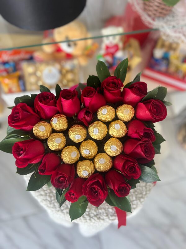 Box Coração com Rosas e Ferrero Rocher – Amor à Primeira Vista