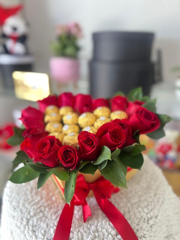 Box Coração com Rosas e Ferrero Rocher – Amor à Primeira Vista - Image 2