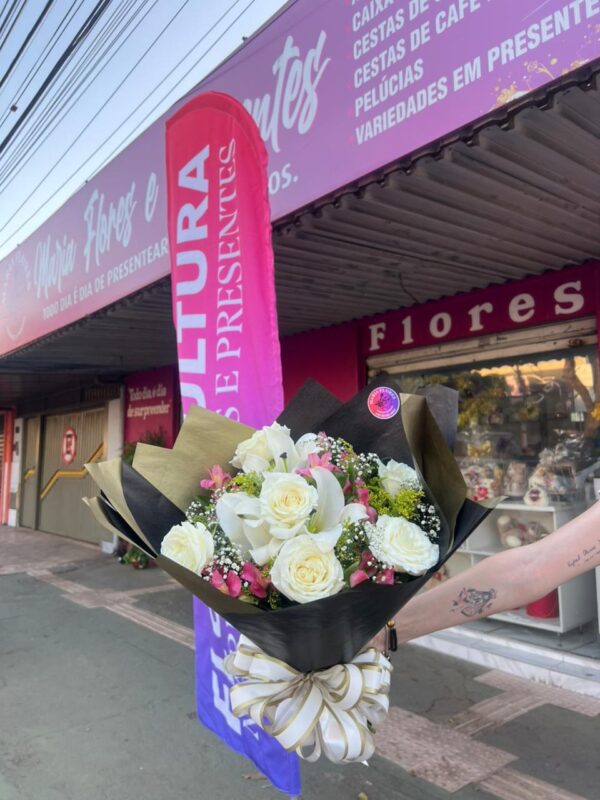 Buquê Tradicional com 06 Rosas Brancas