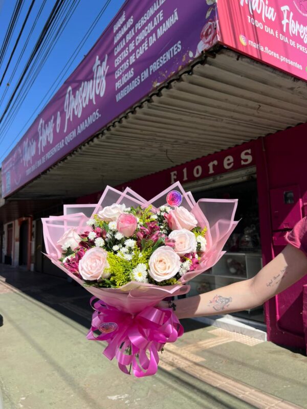 Buquê Tradicional com 6 Rosas Rosadas
