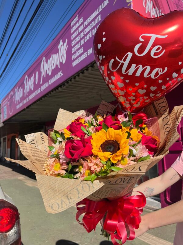 Buquê Tradicional – 06 Rosas Vermelhas e 06 Girassóis - Imagem 3