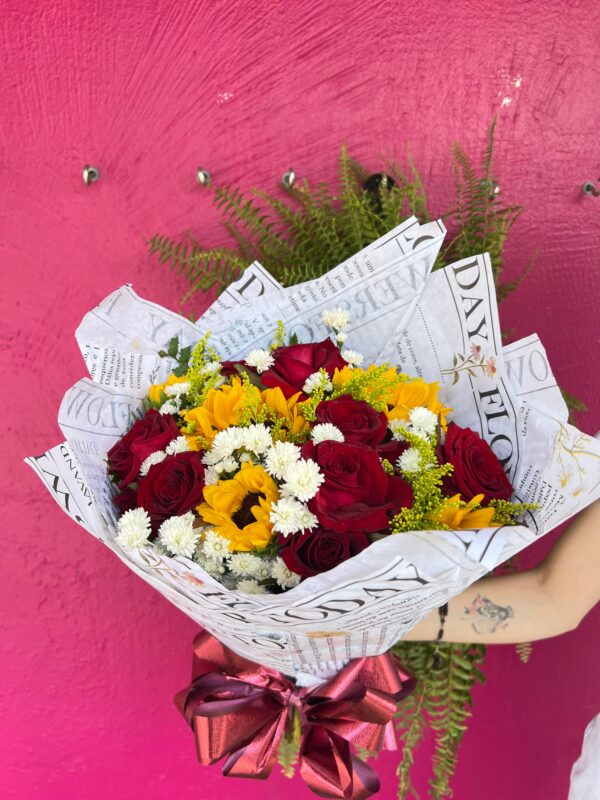 Buquê Tradicional – 06 Rosas Vermelhas e 06 Girassóis - Image 3