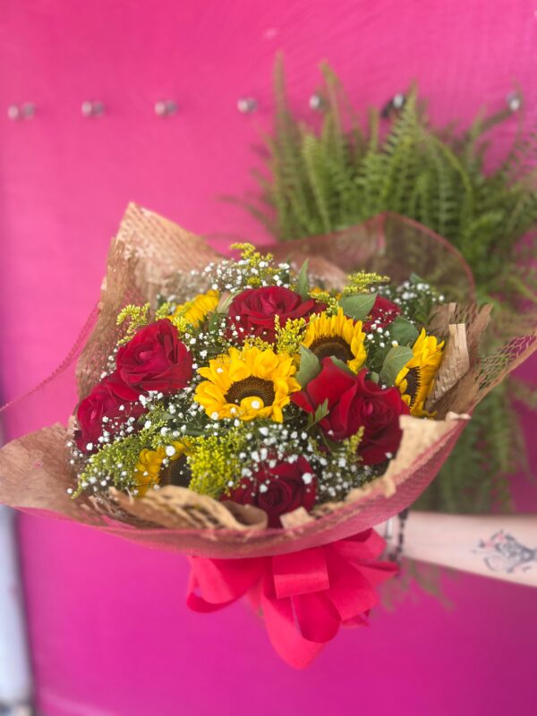 Buquê Tradicional – 06 Rosas Vermelhas e 06 Girassóis - Image 6