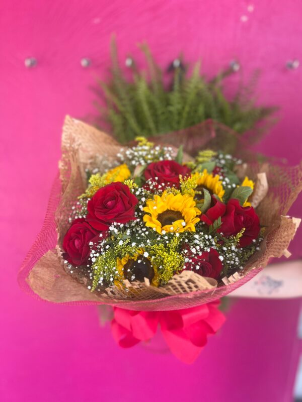 Buquê Tradicional – 06 Rosas Vermelhas e 06 Girassóis - Image 5