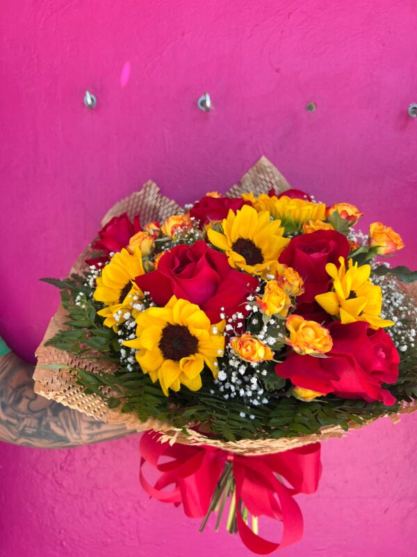 Buquê Tradicional – 06 Rosas Vermelhas e 06 Girassóis