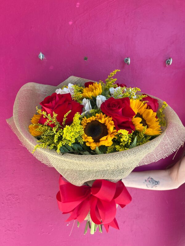 Buquê Tradicional – 06 Rosas Vermelhas e 06 Girassóis - Image 2