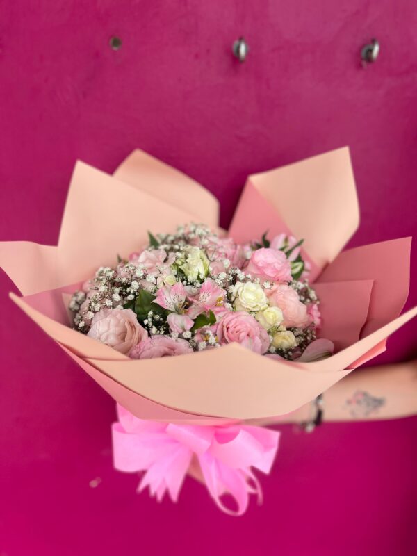 Mini Buquê Sofisticado – 20 Rosas Delicadas - Image 4