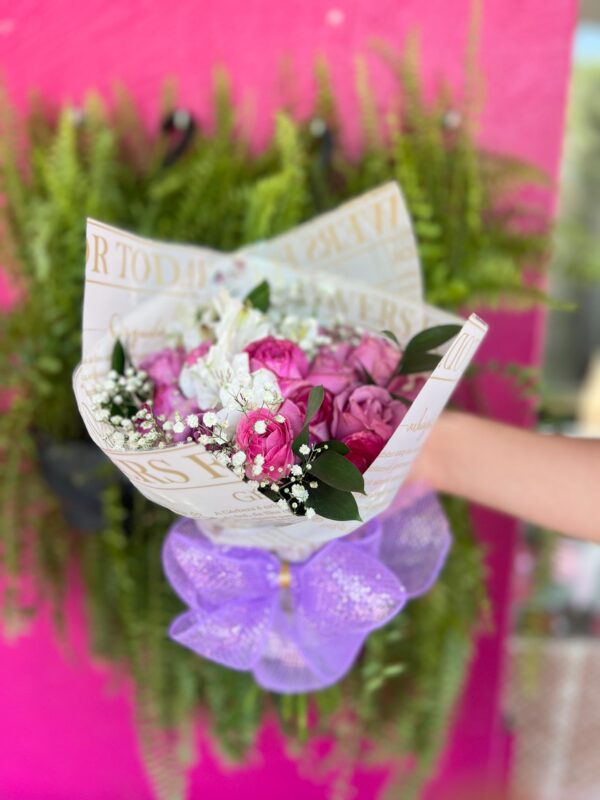 Mini Buquê Sofisticado – 20 Rosas Delicadas - Image 3