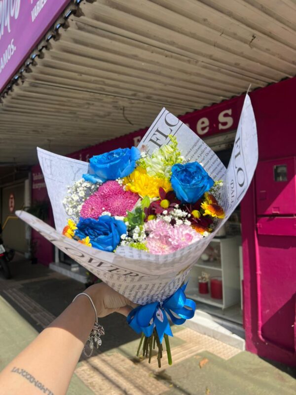 Rosas Azuis + Toque Tropical 💙🌺 - Imagem 2