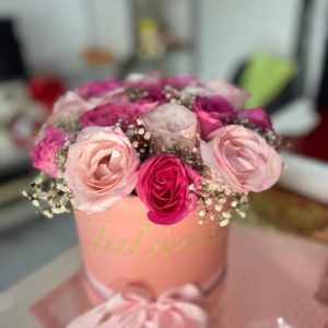 Box com Arranjos Florais Delicados – Do Seu Jeito, Com Todo Carinho!2