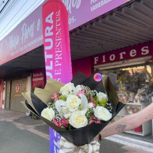 Buquê Tradicional com 06 Rosas Brancas 001