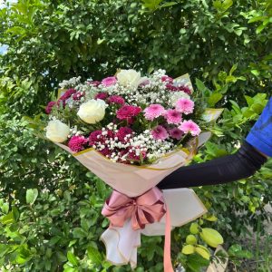 Buquê Tradicional com 06 Rosas Brancas