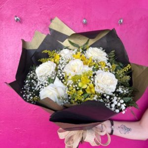 Buquê Tradicional com 06 Rosas Brancas
