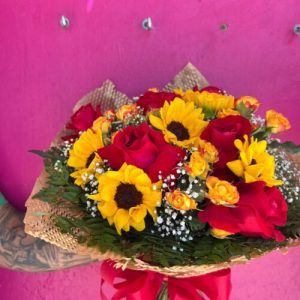Buquê Tradicional – 06 Rosas Vermelhas e 06 Girassóis 5