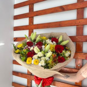 Buquê de Lírios Brancos com Rosas Vermelhas 1