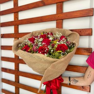 Buquê de Rosas Vermelhas Tradicional – 10 Rosas