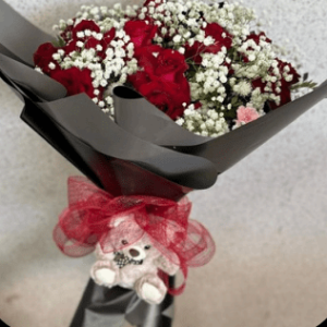 Buquê de 12 rosas vermelhas com urso de pelúcia segurando coração, em caixa preta com a frase "Você é Especial".