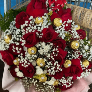Buquê de 20 rosas vermelhas em caixa de coração com chocolates Ferrero Rocher.