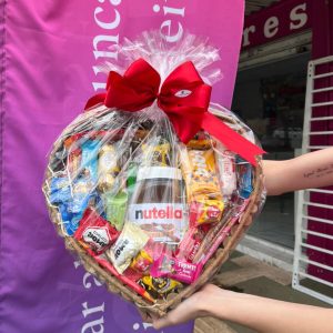 Cesta de Chocolate Coração Gigante — Um Doce Jeito de Dizer “Eu Te Amo”