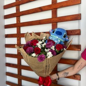 Combo Fofura & Amor – Buquê Clássico + Pelúcia Stitch