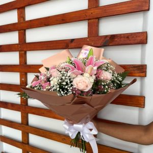 Mini buque com Lirio e Rosas 2