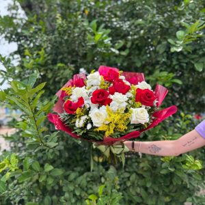 Buquê tradicional com 12 rosas vermelhas e brancas decorado com flores delicadas para presente romântico