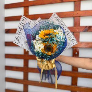 Buquê premium com girassóis e flores azuis decorativas para presente alegre em Goiânia