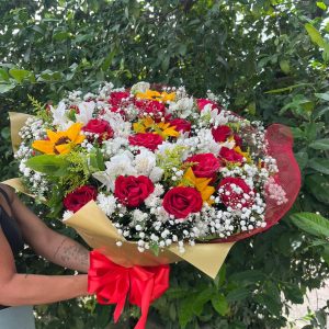 Buquê premium com rosas vermelhas e girassóis em arranjo elegante para presente