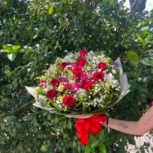 Buquê premium com rosas vermelhas e chocolate para presente romântico em Goiânia