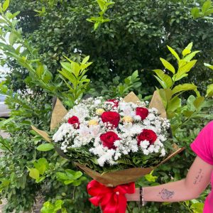 Buquê de 6 rosas vermelhas com flores brancas delicadas para presente romântico em Goiânia