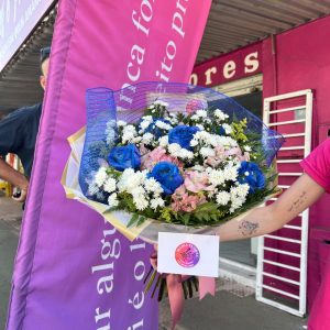 buque tradicional com rosas azuis