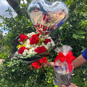 Combo de presente com buquê de rosas vermelhas, balão Te Amo e cesta de chocolates em Goiânia