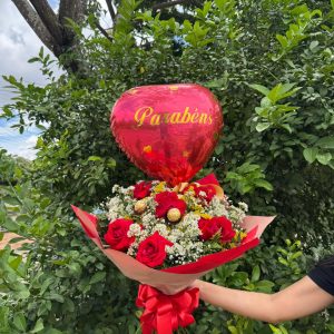 Combo com rosas vermelhas, balão Parabéns vermelho e chocolates para presente